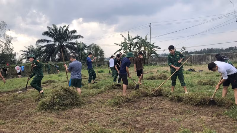 Chiến sĩ cải tạo đất để tăng gia sản xuất, nuôi trồng tại đơn vị.