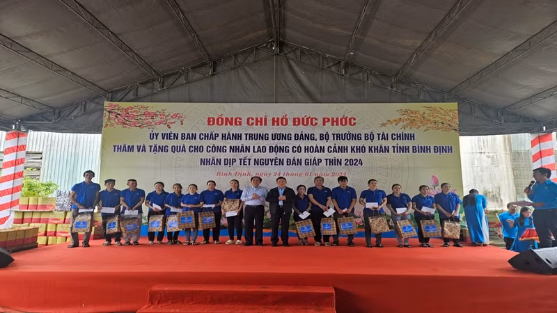 Bộ trưởng Tài chính Hồ Đức Phớc và lãnh đạo tỉnh Bình Định trao quà Tết cho người lao động có hoàn cảnh khó khăn tại Công ty TNHH Kỹ nghệ Kingston Việt Nam.