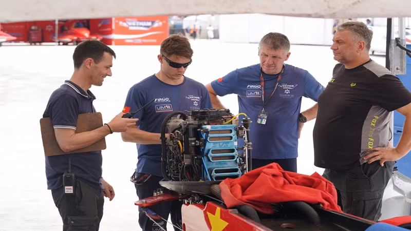 Toàn đội kiểm tra kỹ lưỡng các thông số kỹ thuật trước khi hạ thủy.