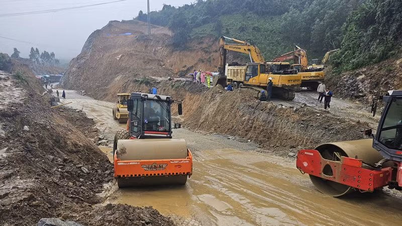 Lực lượng chức năng khẩn trương khắc phục để tuyến đường sớm lưu thông.