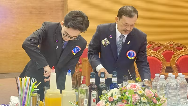 Ông Võ Tấn Sỹ, Chủ tịch Hội Bartenders Sài Gòn biểu diễn pha chế cocktail từ rượu Bàu Đá Bình Định.