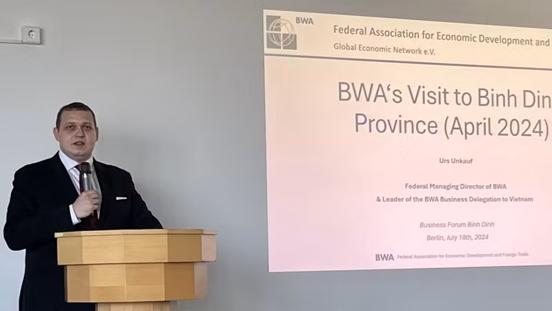 Ông Urs Unkauf, Giám đốc Hiệp hội Phát triển kinh tế và ngoại thương toàn cầu của Đức (BWA) phát biểu tại hội thảo. (Ảnh: Trung tâm Xúc tiến đầu tư Bình Định)