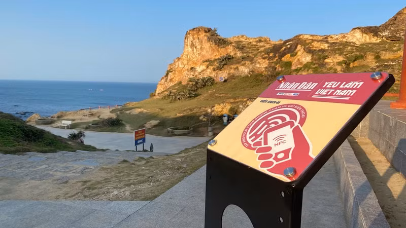 Bảng NFC được lắp đặt tại thắng cảnh Eo Gió.
