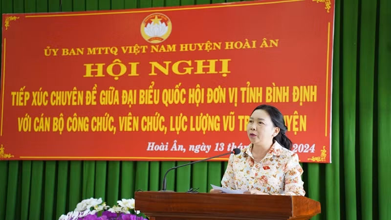 Bà Lý Tiết Hạnh, Phó Trưởng đoàn chuyên trách Đoàn đại biểu Quốc hội tỉnh Bình Định giải đáp một số ý kiến của cử tri tại buổi tiếp xúc.
