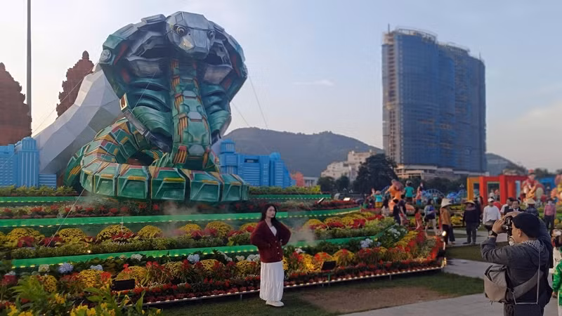 Cụm linh vật thu hút đông đảo người dân đến tham quan, chụp ảnh.