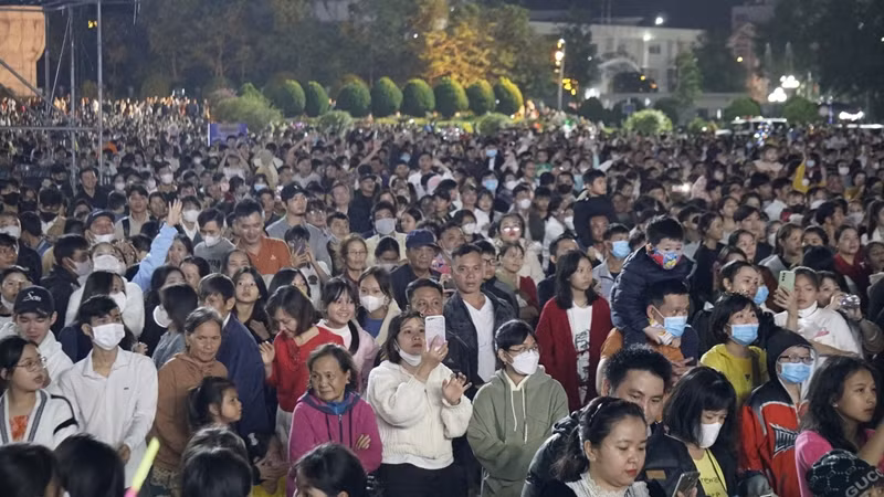 Đông đảo người dân tập trung tại quảng trường để đón chờ thời khắc chuyển giao năm cũ và năm mới.