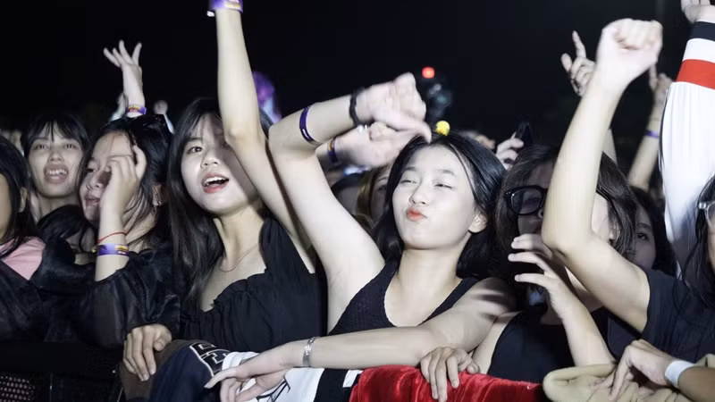 Đêm nhạc Countdown tại Quy Nhơn thu hút nhiều bạn trẻ.