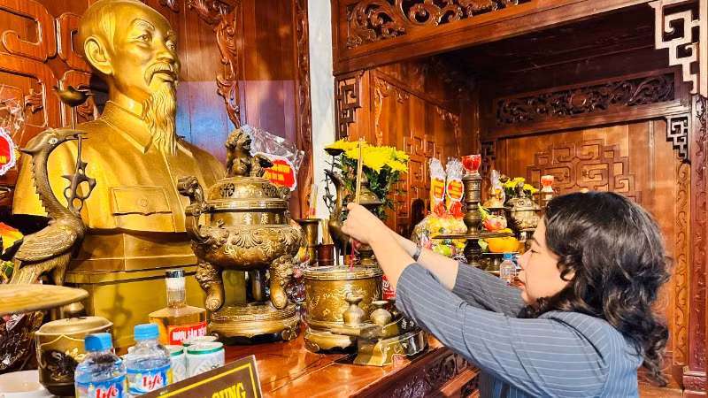 Phó Chủ tịch nước bày tỏ niềm biết ơn sâu sắc đối với Chủ tịch Hồ Chí Minh. Phó Chủ tịch nước bày tỏ niềm biết ơn sâu sắc đối với Chủ tịch Hồ Chí Minh.