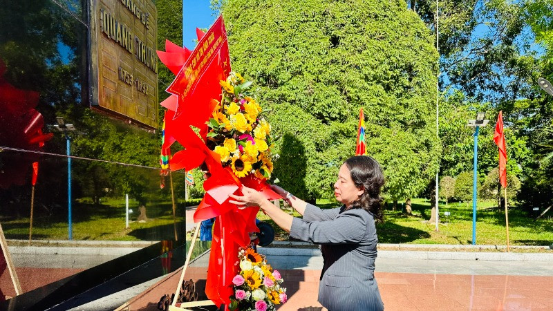 Phó Chủ tịch nước dâng hoa tại Bảo tàng Quang Trung.