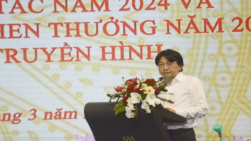 Ông Nguyễn Hà Yên, Phó Cục trưởng Phát thanh-Truyền hình và Thông tin điện tử (Bộ Thông tin và Truyền thông) báo cáo tại hội nghị.