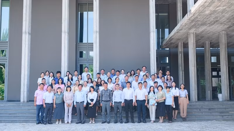 Các đại biểu chụp ảnh lưu niệm tại Trung tâm Quốc tế Khoa học và Giáo dục liên ngành (ICISE).