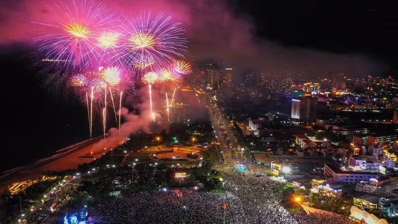 Chương trình bắn pháo hoa tầm cao đã thu hút sự quan tâm của đông đảo người dân và du khách.