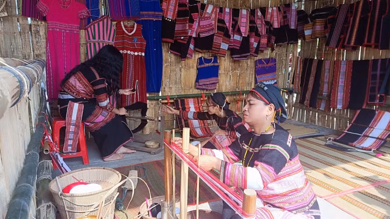Các nghệ nhân tại Vĩnh Hiệp thể hiện kỹ thuật của nghề dệt truyền thống nổi tiếng.