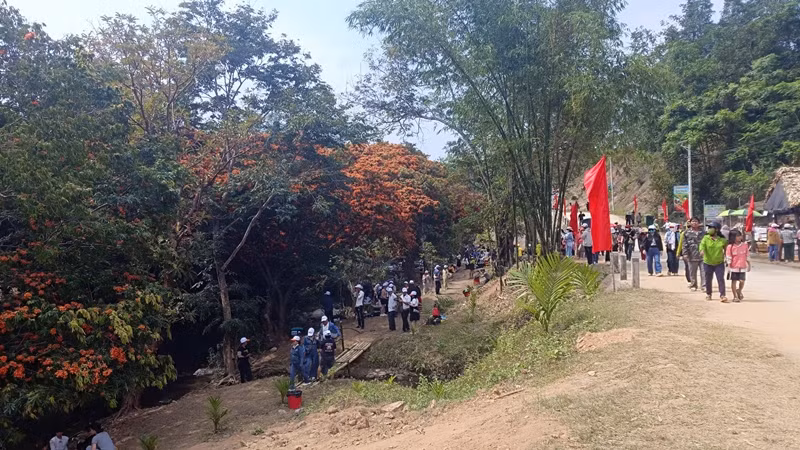 Đông đảo người dân đến suối Tà Má thưởng thức cảnh quan.