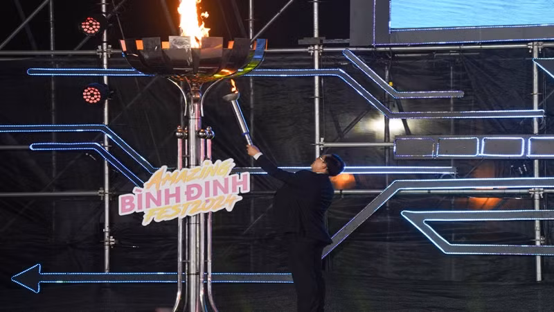 Bí thư Tỉnh ủy Hồ Quốc Dũng thắp đuốc khai mạc.