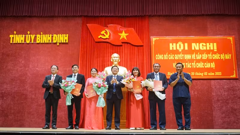 Trao Quyết định bổ nhiệm cho các đồng chí lãnh đạo mới sau sắp xếp.