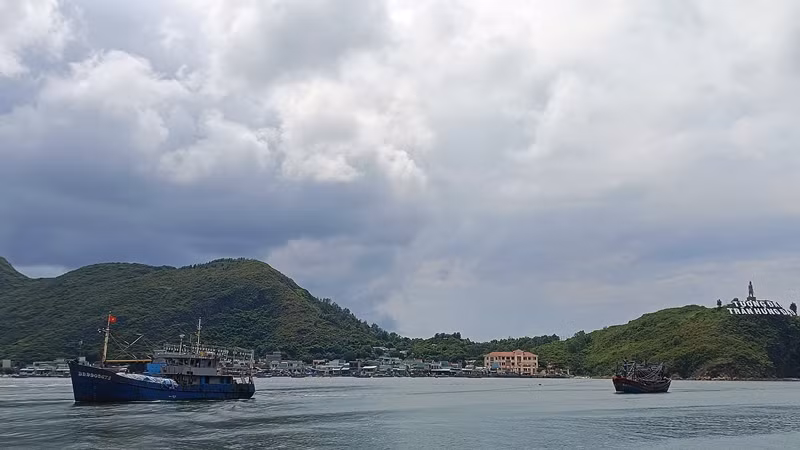 Lai dắt thành công tàu cá bị hỏng máy cùng 8 ngư dân về cảng Quy Nhơn an toàn.