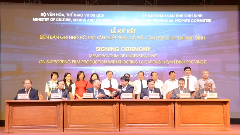 Ký kết biên bản ghi nhớ hỗ trợ sản xuất phim có bối cảnh tại Bình Định.