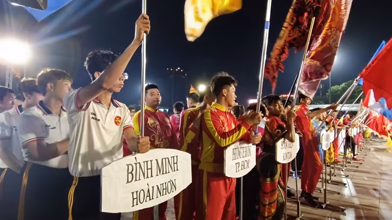 Liên hoan lần này có sự tham gia của nhiều đoàn, hội Lân-Sư-Rồng trên cả nước.