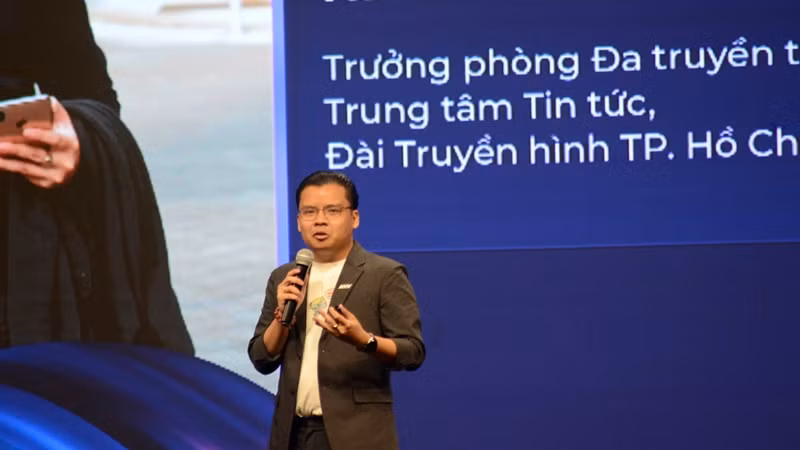 Nhà báo Ngô Trần Thịnh phát biểu tại hội thảo.