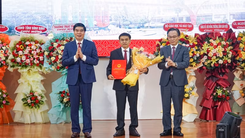 Phó Giáo sư, Tiến sĩ Đoàn Đức Tùng (giữa) được bổ nhiệm làm Hiệu trưởng Trường đại học Quy Nhơn. 