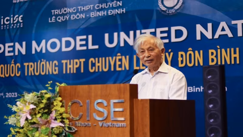 Giáo sư Trần Thanh Vân, Giám đốc Trung tâm Quốc tế Khoa học và Giáo dục liên ngành ICISE phát biểu ý kiến tại hội nghị.