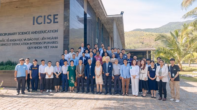 Các đại biểu chụp ảnh lưu niệm tại Trung tâm ICISE. Các đại biểu chụp ảnh lưu niệm tại Trung tâm ICISE.