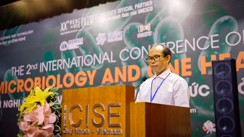 Phó Giáo sư, Tiến sĩ Nguyễn Đức Hoàng, Trường Đại học Khoa học Tự nhiên-Đại học quốc gia Thành phố Hồ Chí Minh phát biểu tại hội nghị.