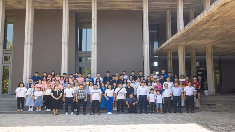 Các đại biểu chụp hình lưu niệm tại Trung tâm quốc tế Khoa học và Giáo dục liên ngành (ICISE).