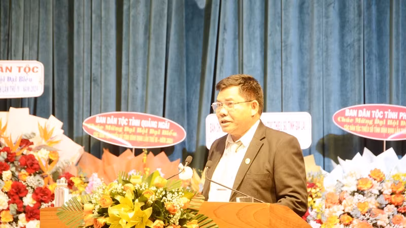 Đồng chí Y Thông, Phó Chủ nhiệm Ủy ban Dân tộc phát biểu tại đại hội.