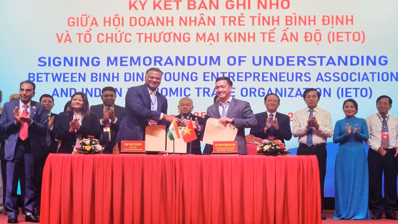 Ký kết bản ghi nhớ giữa hội doanh nhân trẻ tỉnh Bình Định và tổ chức thương mại kinh tế Ấn Độ.