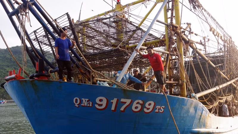 Tàu cá QNa 91769 TS cập cảng Đề Gi.