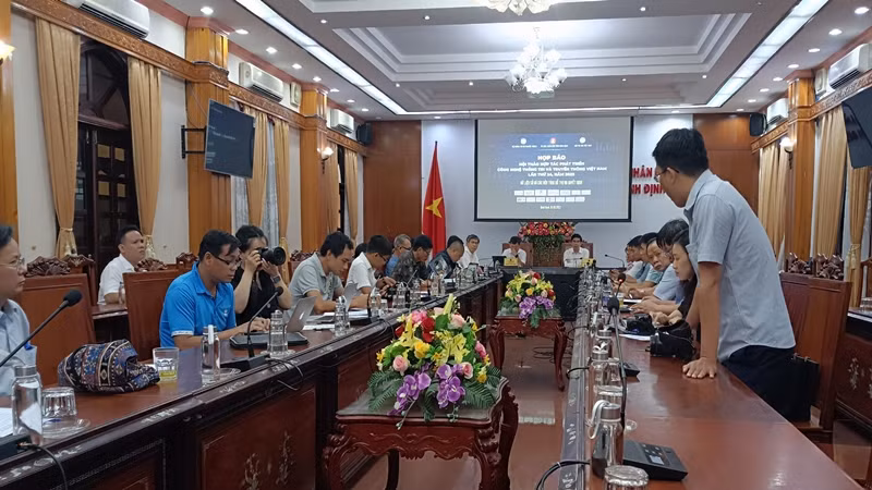 Quang cảnh buổi họp báo.