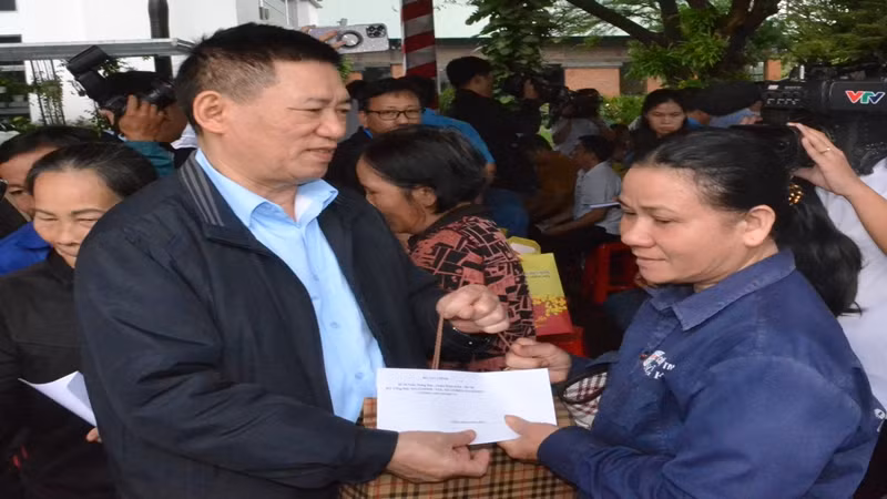 Bộ trưởng ân cần thăm hỏi, trao quà tận tay người lao động.