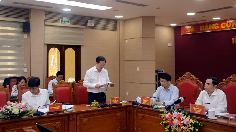 Phó Chủ nhiệm Ủy ban Kiểm tra Trung ương Đoàn Anh Dũng trình bày tóm tắt dự thảo kết luận của Đoàn kiểm tra tại buổi làm việc.