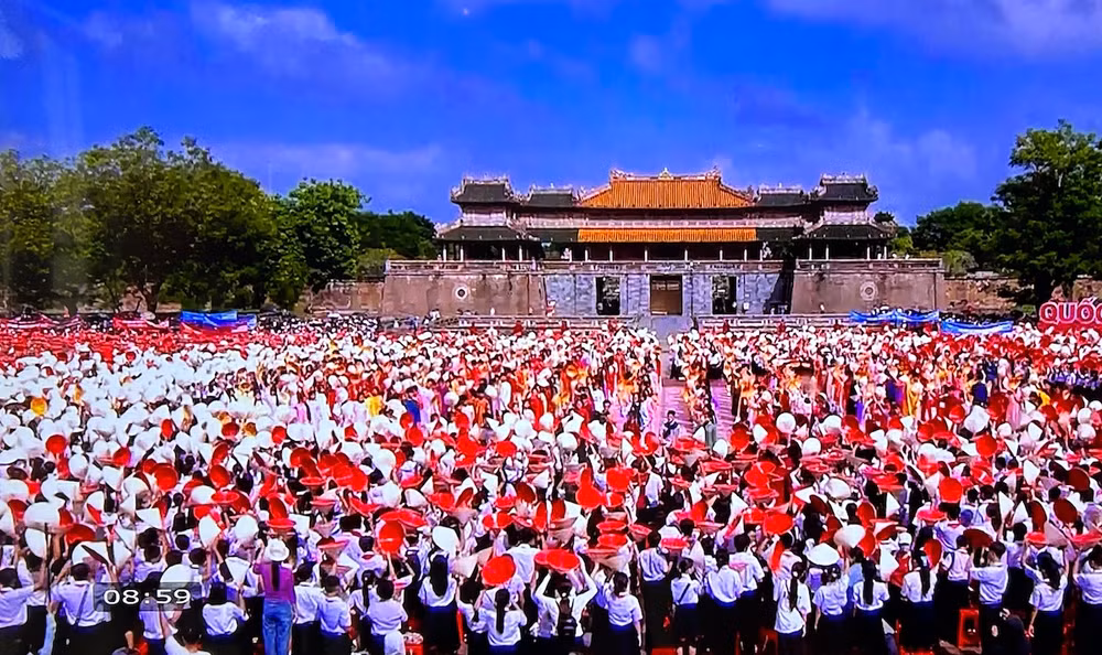 Không khí sôi động tại các điểm cầu.