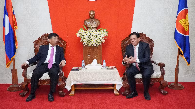 Đại sứ Nguyễn Huy Tăng (trái) và Đại sứ Lào Buakeo Phumvongsay. (Ảnh: Nguyễn Hiệp)