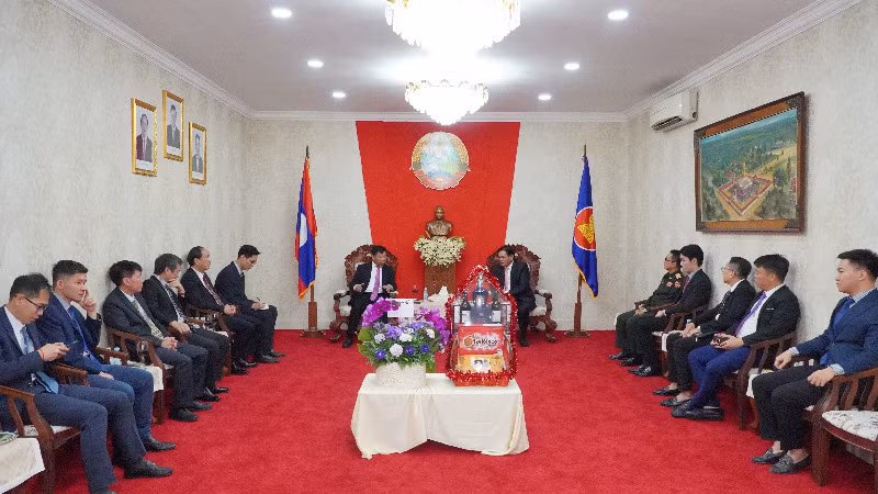 Đoàn cán bộ, nhân viên Đại sứ quán Việt Nam đến chúc mừng Quốc khánh nước bạn Lào. (Ảnh: Nguyễn Hiệp)