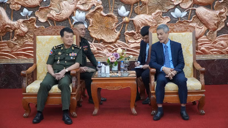 Đại tướng Vong Pisen chúc mừng những thành tựu to lớn mà nhân dân Việt Nam đạt được dưới sự lãnh đạo của Đảng trong thời gian qua. (Ảnh: NGUYỄN HIỆP)