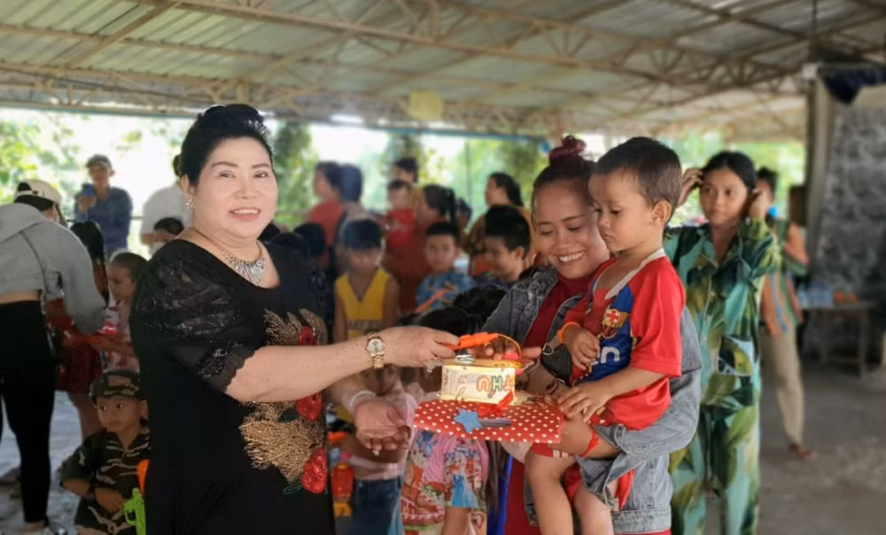 Ban Chấp hành tỉnh Hội và các nhà hảo tâm tặng quà Trung thu cho các cháu (Ảnh: Nguyễn Hiệp)