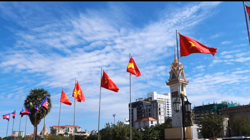 Quốc kỳ Việt Nam và Campuchia tại Đài Hữu nghị Việt Nam-Campuchia ở trung tâm Thủ đô. (Ảnh: Nguyễn Hiệp)