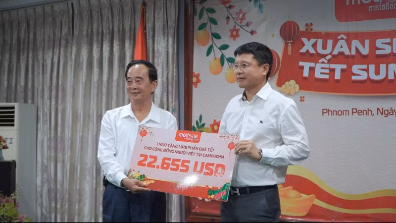 Ông Cao Mạnh Đức (phải) trao quà Tết cho đại diện Hội Khmer-Việt Nam để chuyển đến tay bà con sinh sống tại các địa phương. (Ảnh NGUYỄN HIỆP)