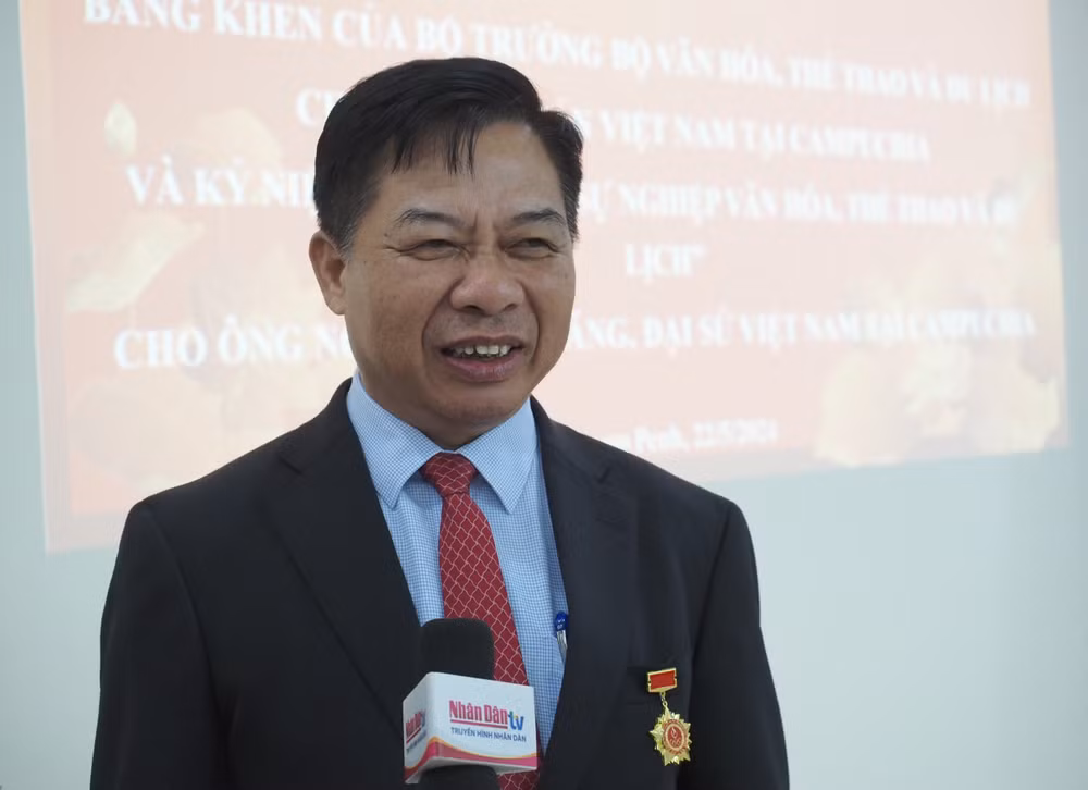 Đại sứ Nguyễn Huy Tăng trả lời phỏng vấn của phóng viên Báo Nhân Dân. (Ảnh: Nguyễn Hiệp)