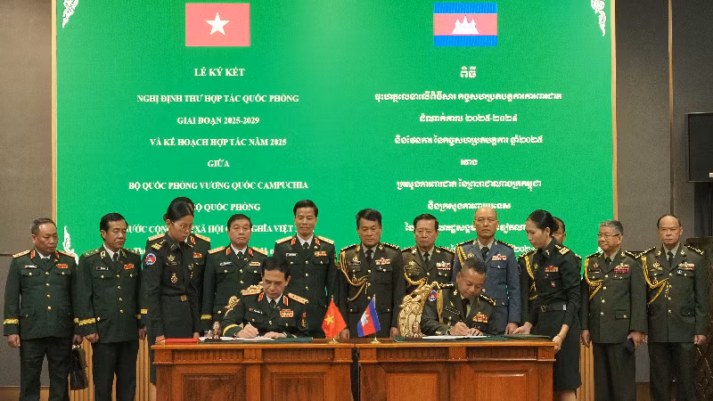 Đại tướng Phan Văn Giang và Đại tướng Tea Seiha ký các văn kiện hợp tác giữa hai Bộ Quốc phòng. (Ảnh: Nguyễn Hiệp)