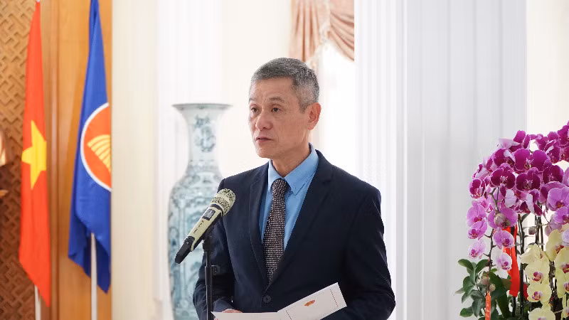 Bí thư Đảng ủy, Đại sứ Nguyễn Minh Vũ phát biểu ý kiến. (Ảnh: NGUYỄN HIỆP)