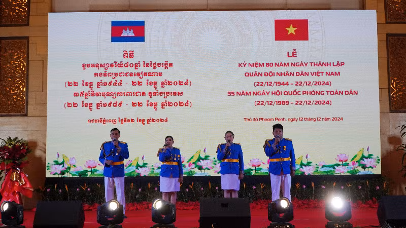 Biểu diễn văn nghệ, bài hát ca ngợi tình đoàn kết Campuchia-Việt Nam. (Ảnh: Nguyễn Hiệp)