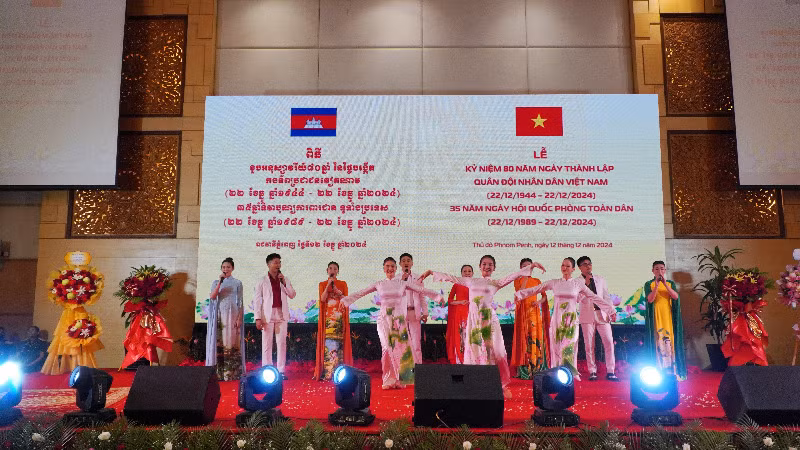 Tiết mục ca múa Việt Nam quê hương tôi. (Ảnh: Nguyễn Hiệp)