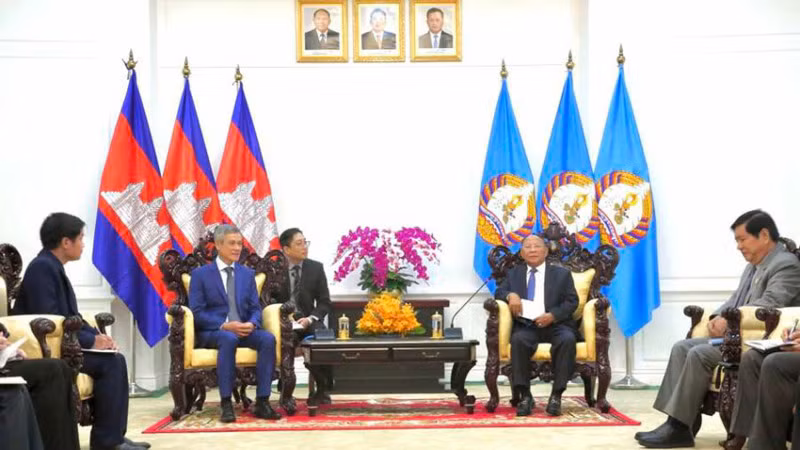 Chủ tịch danh dự Đảng Nhân dân Campuchia Samdech Heng Samrin (phải) đánh giá cao quan hệ truyền thống tốt đẹp giữa Campuchia và Việt Nam, coi đây là tài sản vô giá của hai nước. (Ảnh: AKP)