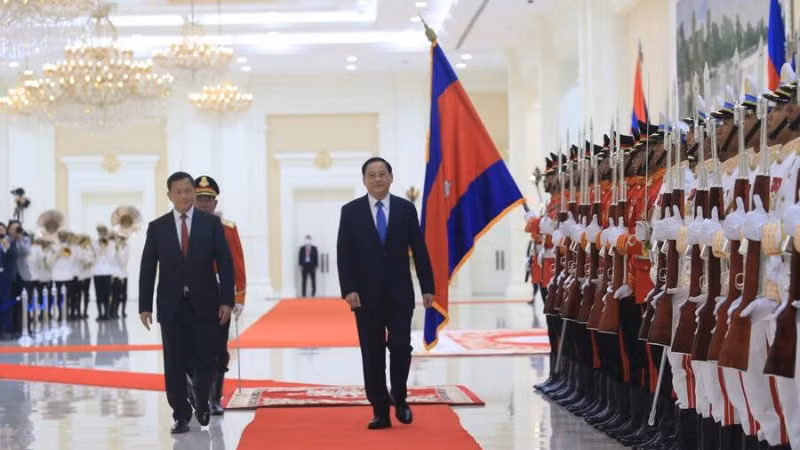 Lễ đón Thủ tướng Chính phủ nước Cộng hòa Dân chủ Nhân dân Lào Sonexay Siphandone và Phu nhân sang thăm chính thức Vương quốc Campuchia được tổ chức tại Cung Hòa bình ở Thủ đô Phnom Penh. (Ảnh: AKP)