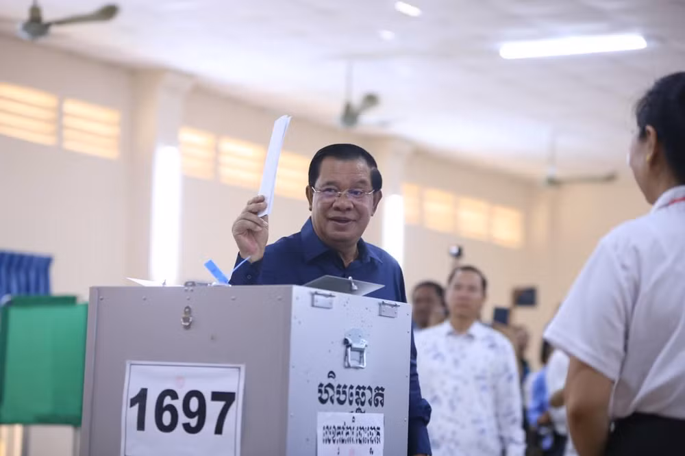 Chủ tịch CPP, Thủ tướng Campuchia Samdech Techo Hun Sen thực hiện nghĩa vụ công dân, sáng 23/7.